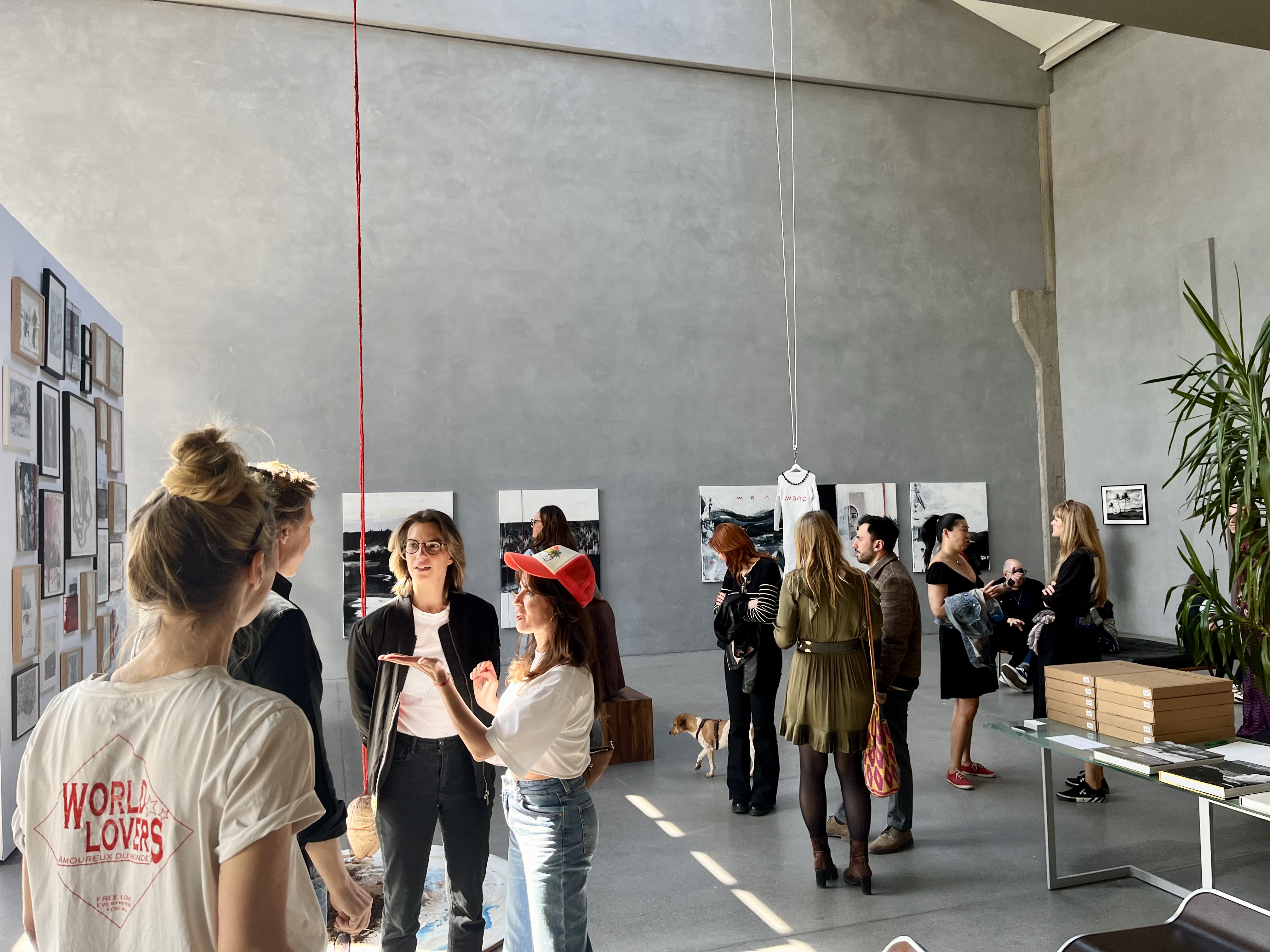 Vernissage, Gespräch vor den Werken