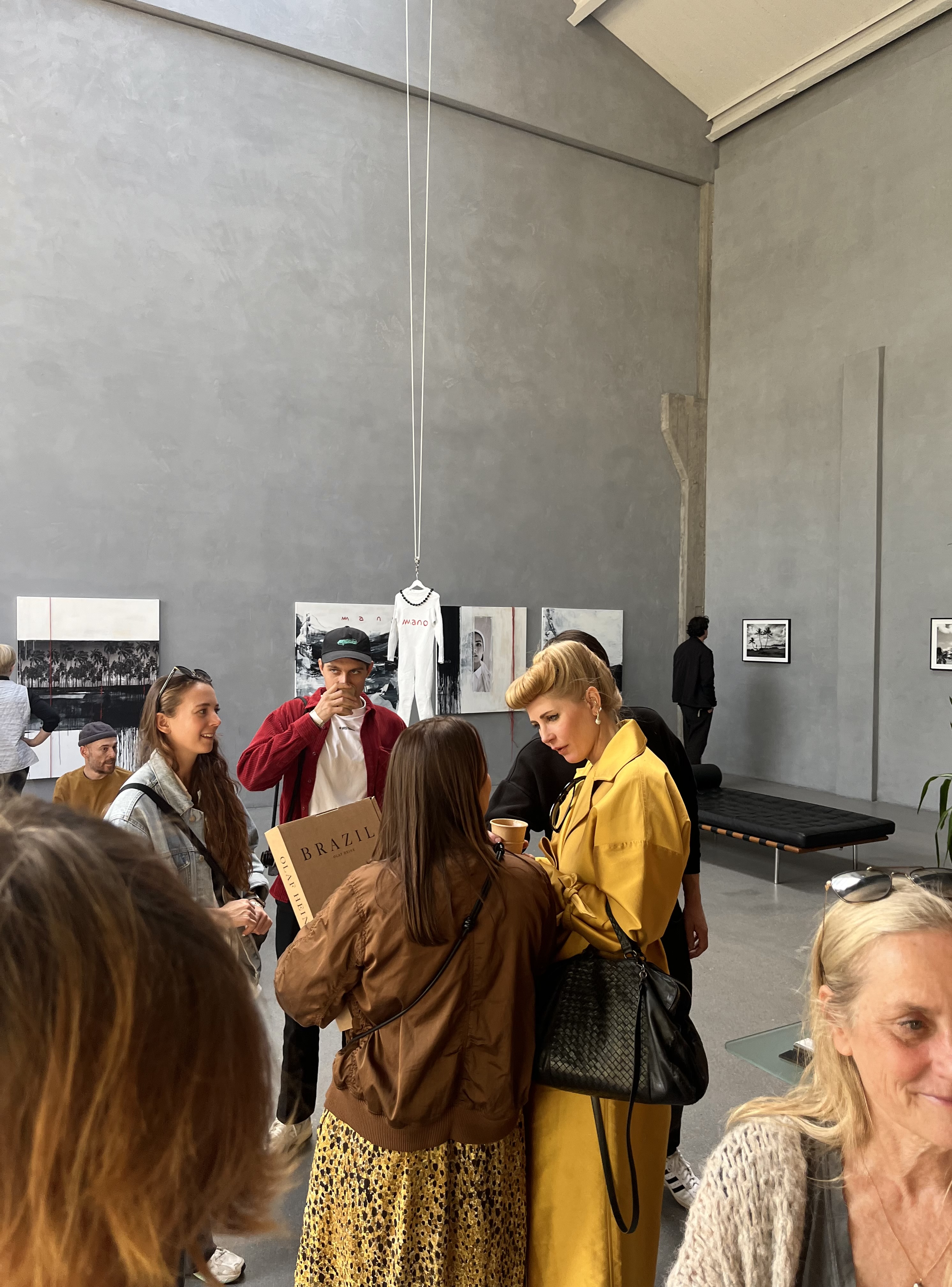 Vernissage, Gruppe im Gespräch vor den Werken