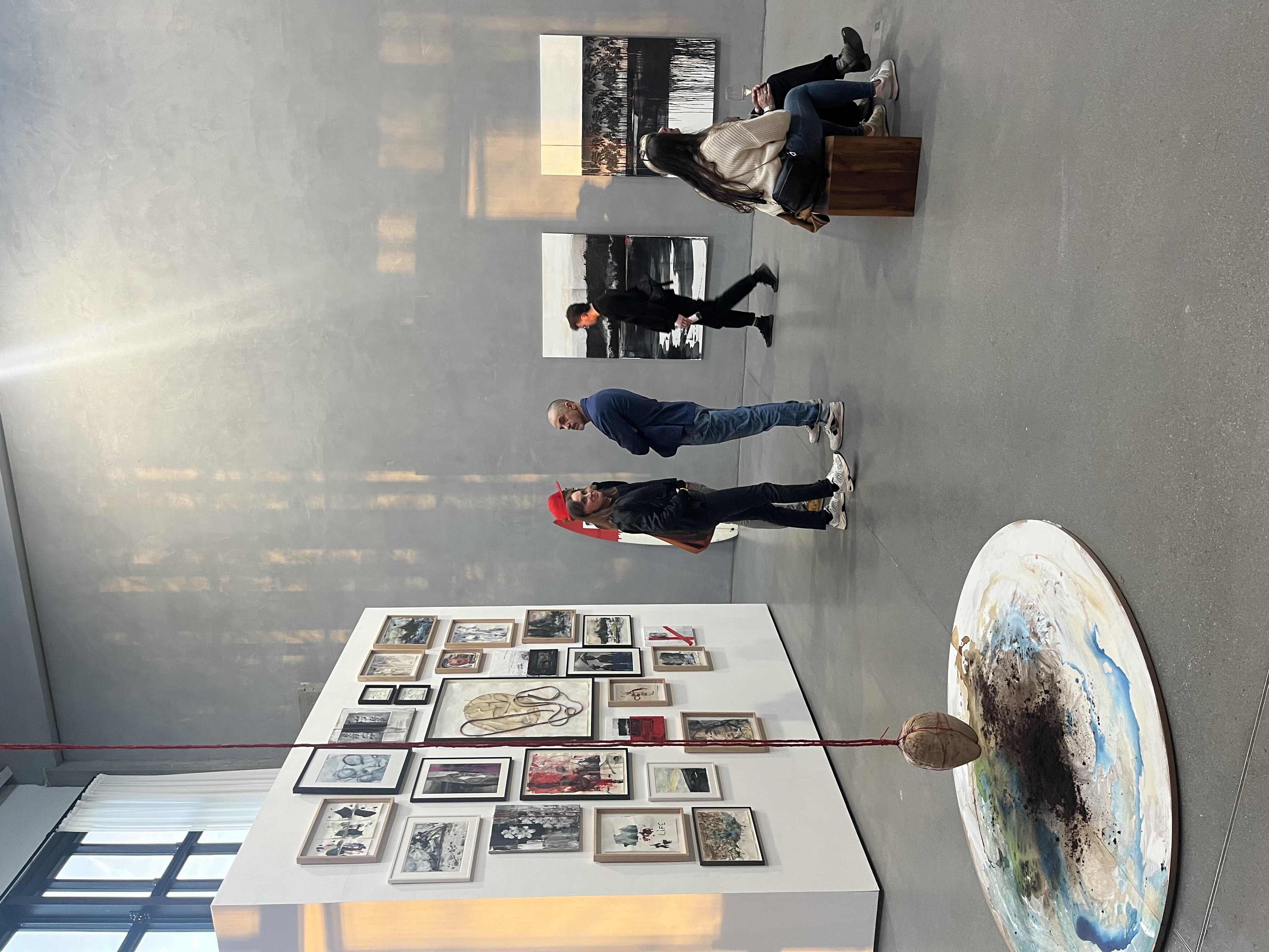 Vernissage, mit 'Wetsuit' und 'Flying Hana Coconut' im Raum