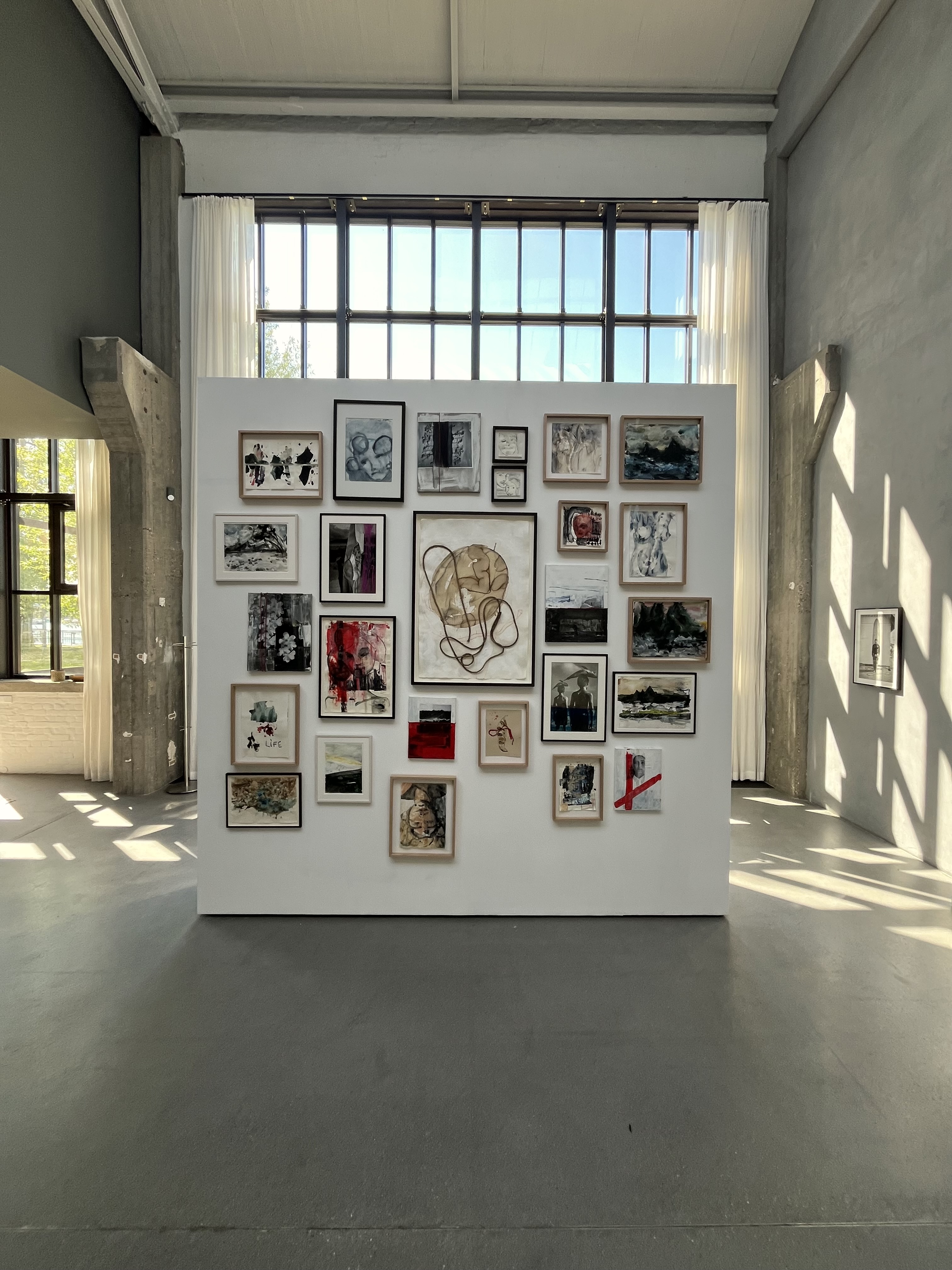 Installationsansicht, Wand mit kleinformatigen Arbeiten